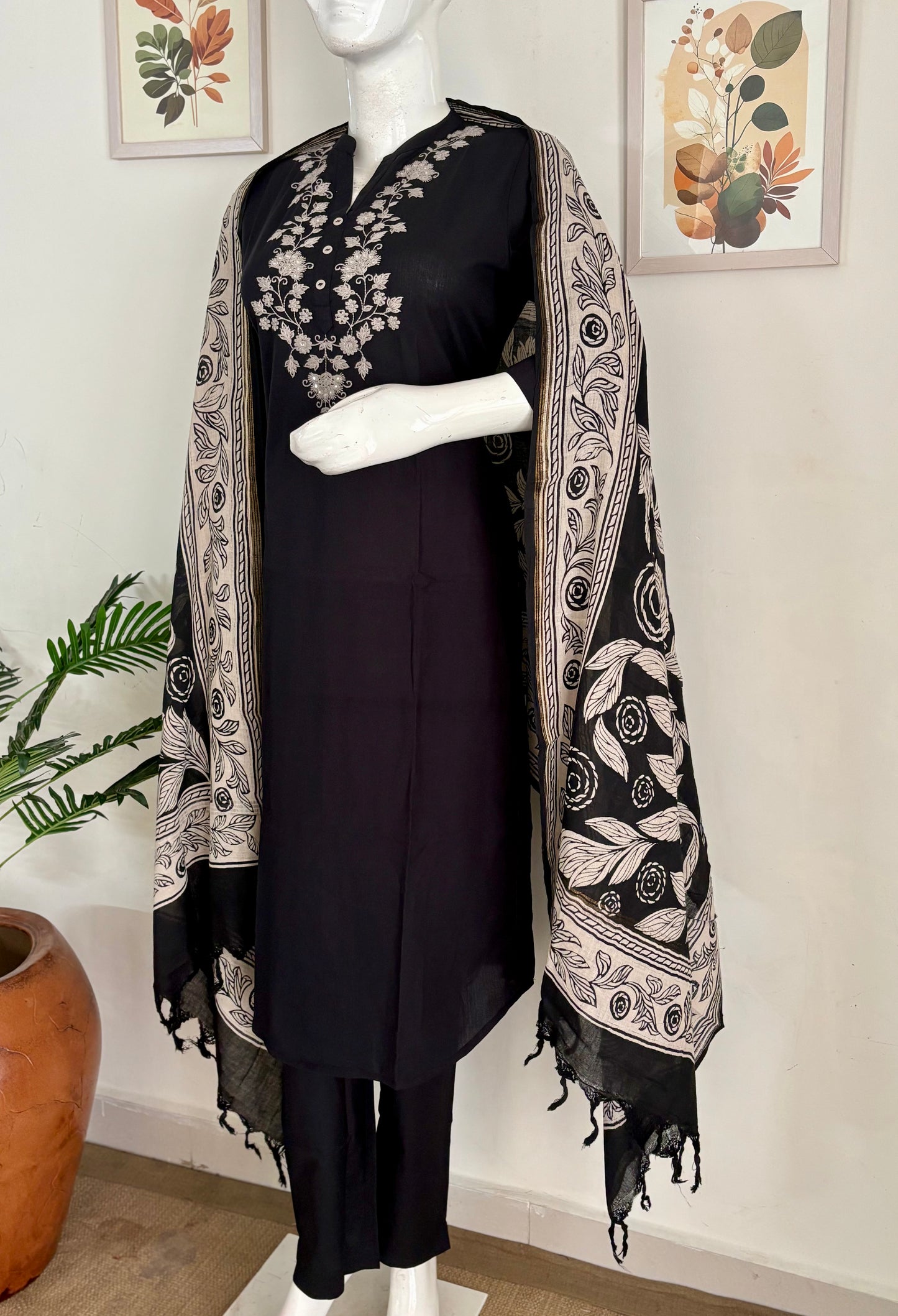 Handloom Grace – Thread Embroidered Cotton Kurta Set