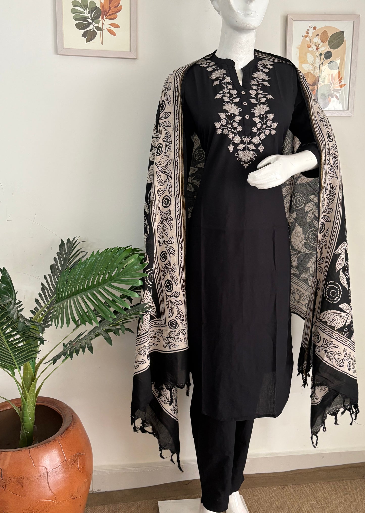 Handloom Grace – Thread Embroidered Cotton Kurta Set