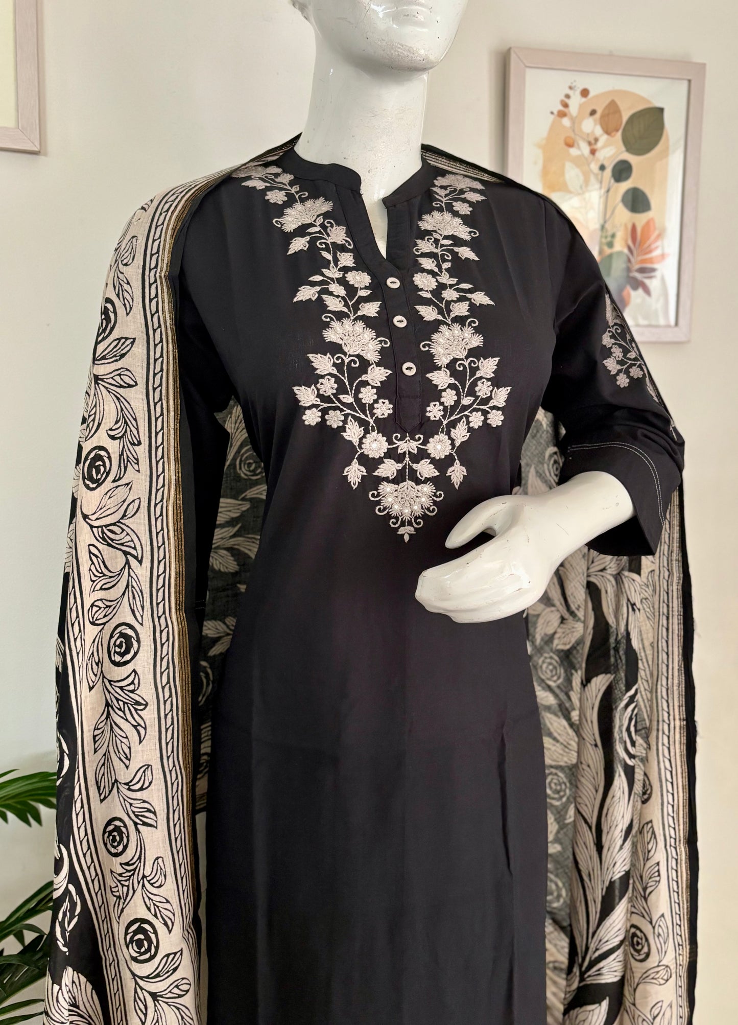 Handloom Grace – Thread Embroidered Cotton Kurta Set