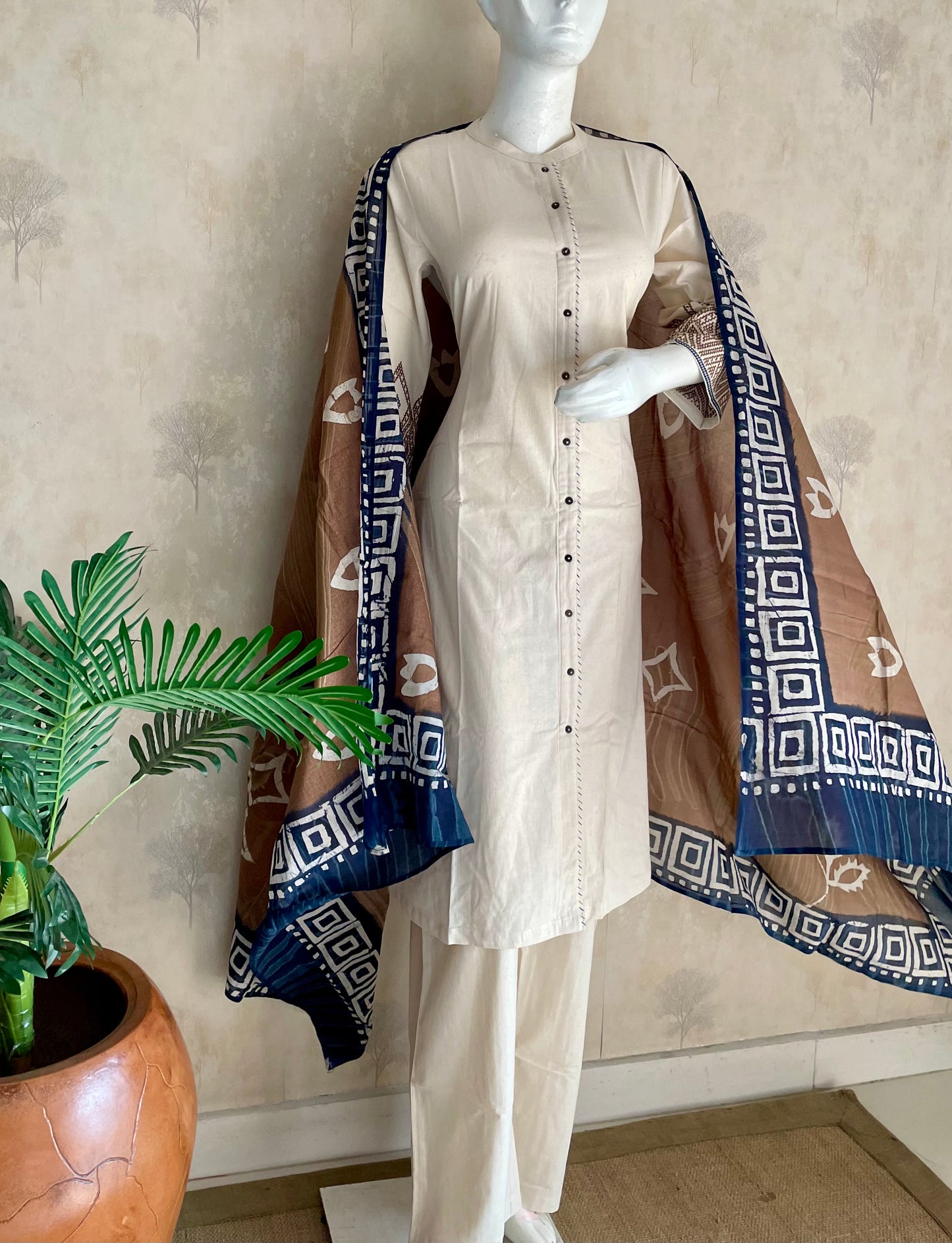 RaasRa Quiet Elegance Speaks Volumes — Off White Handloom Cotton Kurta Set with Indigo Dupatta — view 3