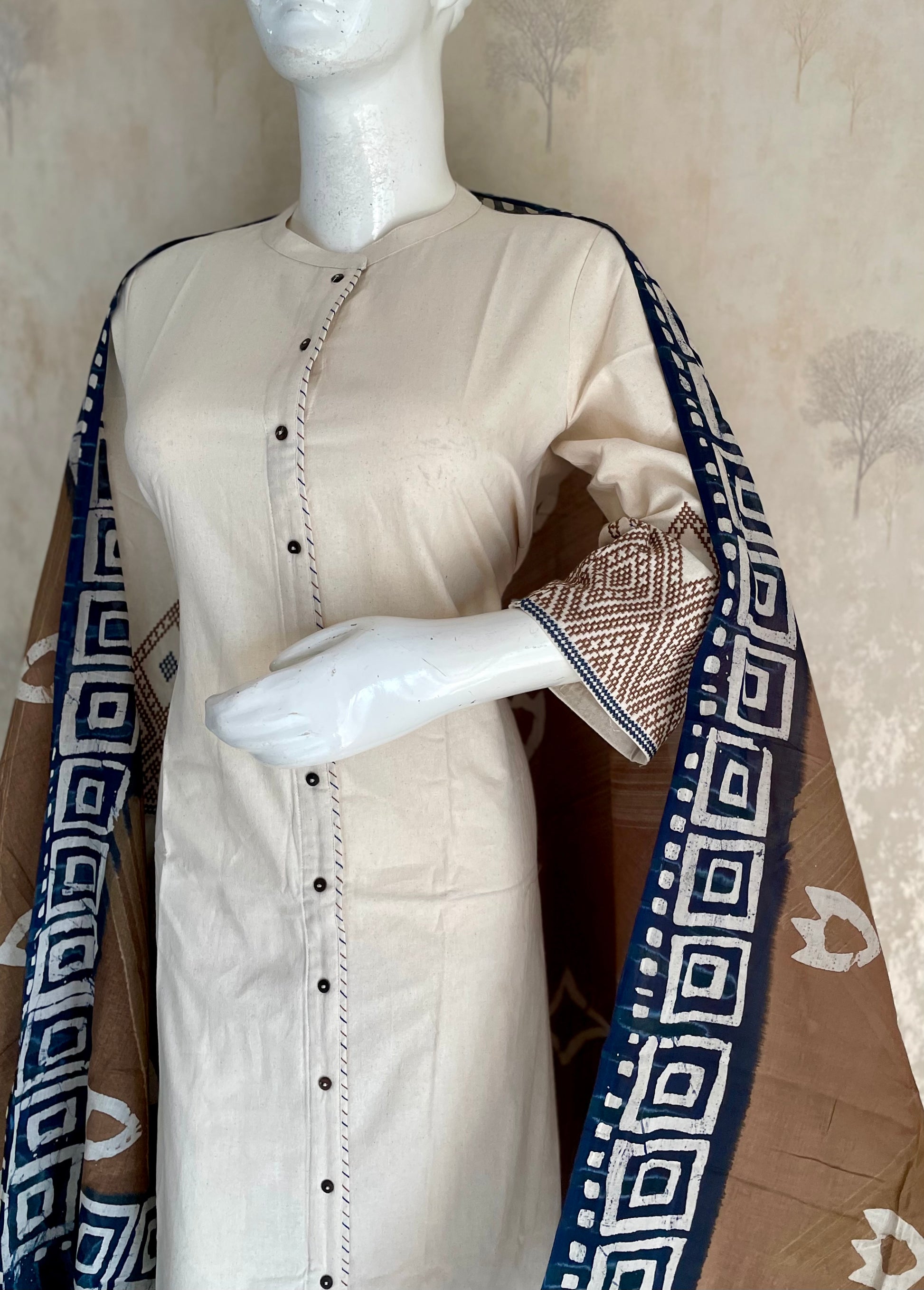 RaasRa Quiet Elegance Speaks Volumes — Off White Handloom Cotton Kurta Set with Indigo Dupatta — view 4