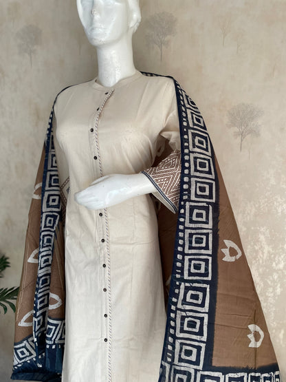 RaasRa Quiet Elegance Speaks Volumes — Off White Handloom Cotton Kurta Set with Indigo Dupatta — view 7