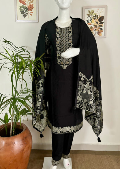 Enchanting in Black: The Black & Gold Jaamdani Kurta Set