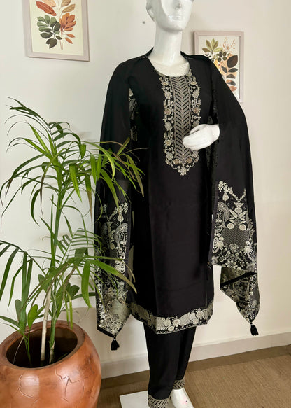 Enchanting in Black: The Black & Gold Jaamdani Kurta Set