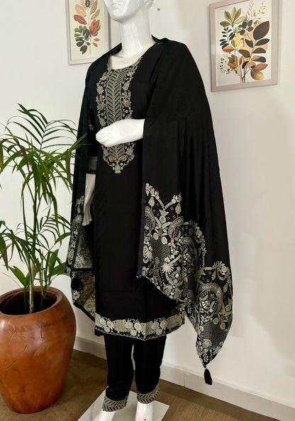 Enchanting in Black: The Black & Gold Jaamdani Kurta Set