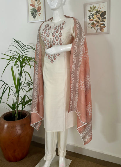 Pearlescent Elegance: The Silk Kurta Set