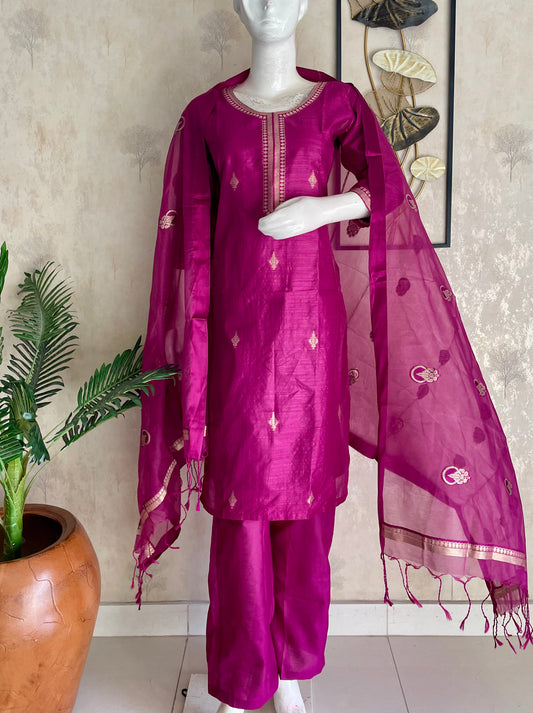 Fuchsia Royale – Banarasi Raw Silk Kadwa Booti Kurta Set