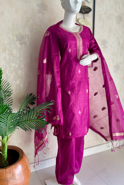 Fuchsia Royale – Banarasi Raw Silk Kadwa Booti Kurta Set