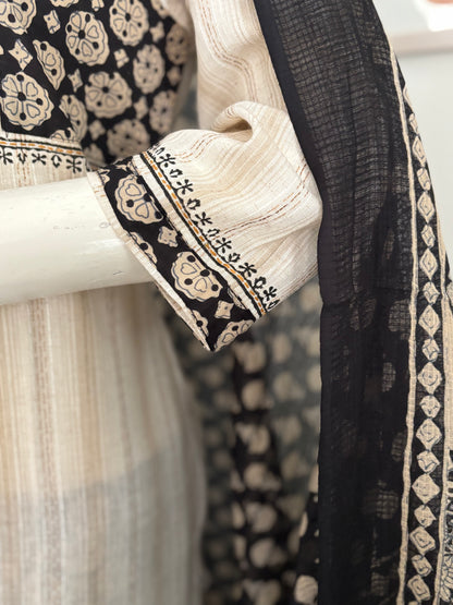 Elegant Harmony – Off-White Handloom Cotton Kurta Set