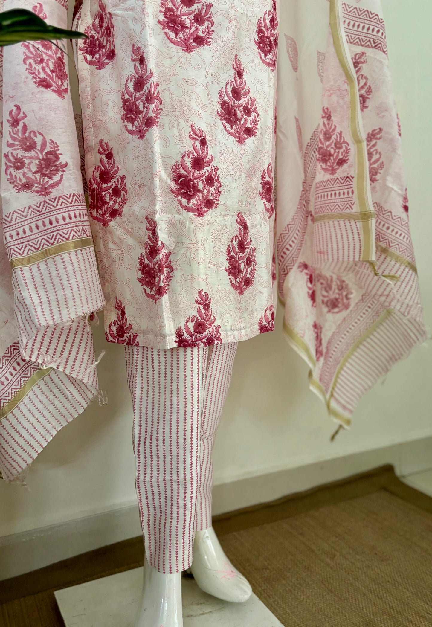 Noor – White & Pink Mughal Handblock Maheshwari Silk Set"