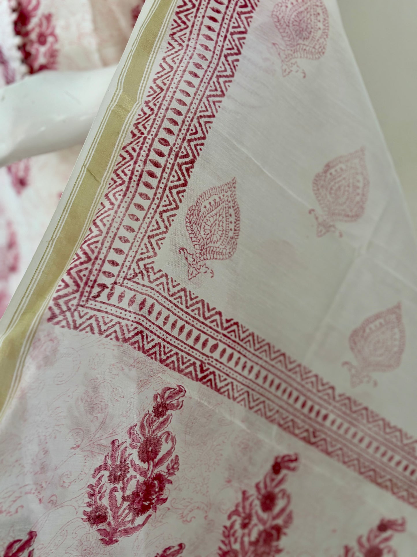 Noor – White & Pink Mughal Handblock Maheshwari Silk Set"