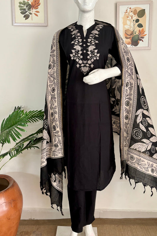 Handloom Grace – Thread Embroidered Cotton Kurta Set